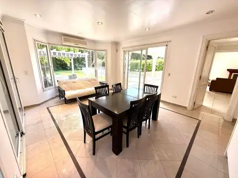 Casa en Alquiler con 2 cocheras