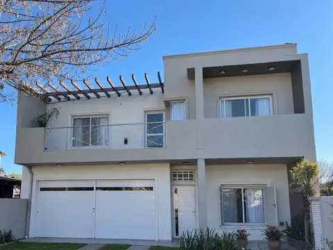 CASA 3 DORMITORIOS, COCHERAS Y JARDIN- RICARDONE