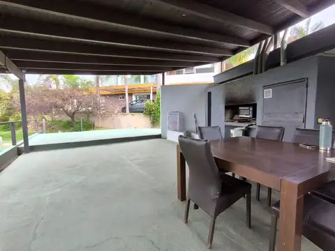 Casa 5 ambientes con 2 baños