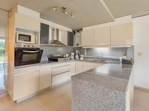 Casa en Alquiler con 2 cocheras
