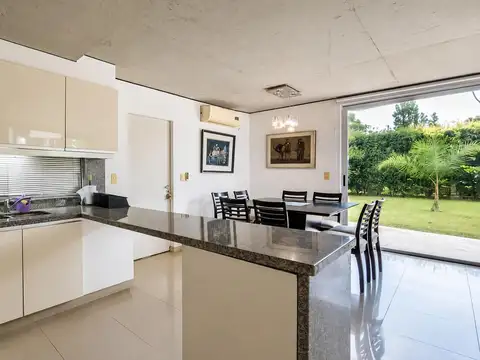 Casa 5 ambientes con 3 baños