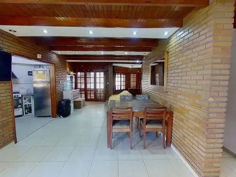 Casa 4 ambientes con 2 baños