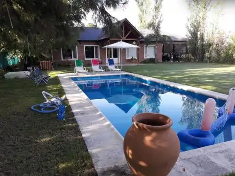Casa con piscina en Soldini