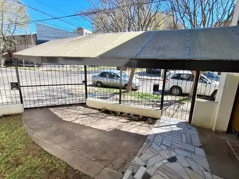 Casa 6 ambientes con 2 baños