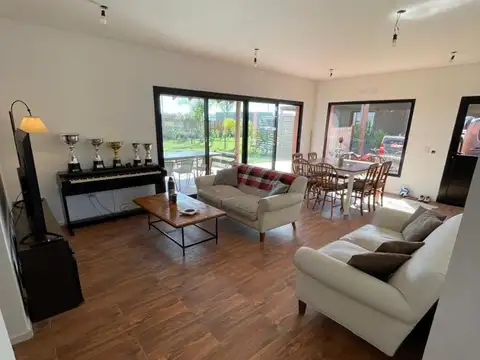 Casa en Venta con 3 cocheras
