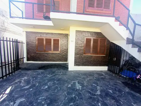 CASA AL FRENTE C/COCHERA