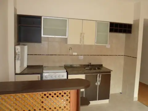 1 AMBIENTE CON BALCÓN C/FRENTE, BAÑO COMPLETO, PLACAR - APTO PROF O VIVIENDA