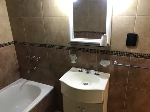 * PH PLANTA BAJA 2 AMBIENTES, CON PATIO Y ENTRADA PARA AUTO * NO PAGA EXPENSAS *