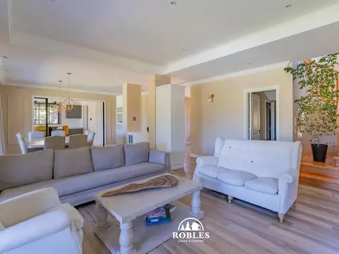 Importante residencia en el barrio privado Rumenco