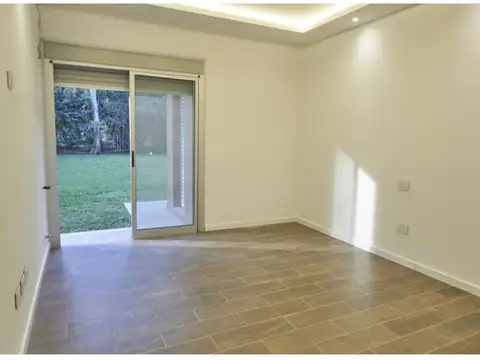 CASA DE 3 DORMITORIOS CON COCHERA, GALERÍA Y PISCINA