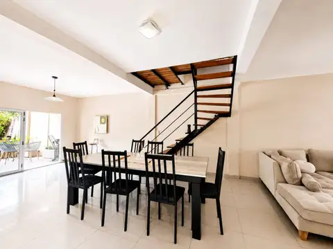 Casa en Venta con 3 cocheras
