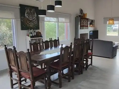 Casa 4 ambientes con 2 baños