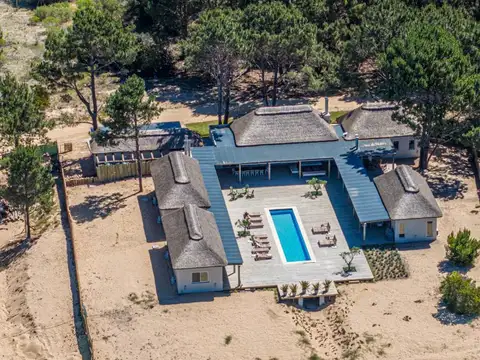 Casa en venta de 5 dormitorios en Laguna Escondida