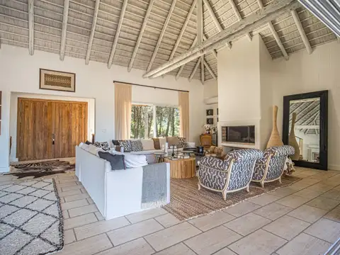 Casa en venta de 5 dormitorios en Laguna Escondida