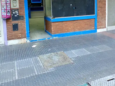 LOCAL AL FRENTE SOBRE AV. OLIVERA AL 30