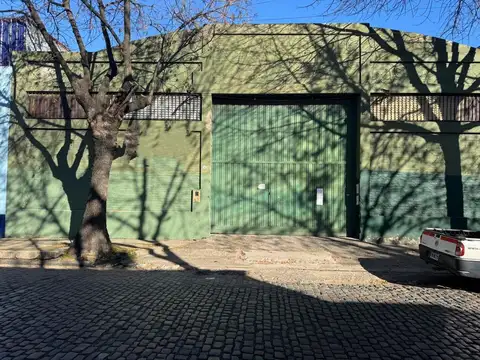 Galpón y playa descubierta en venta en Barracas