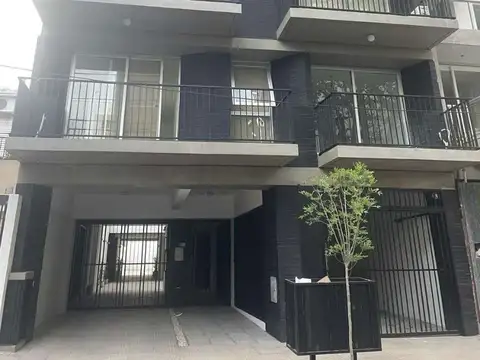 COCHERA SEMI TECHADA  CON PORTON ELECTRICO