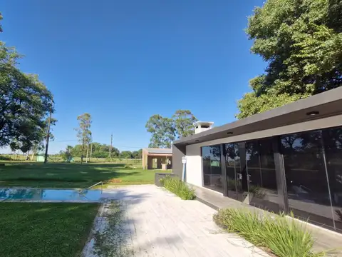 MODERNA CASA EN VENTA- BARRIO FEDERACION MEDICA