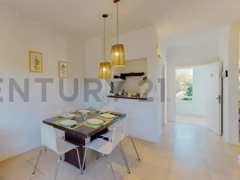 Departamento en venta amueblado a metros del mar en Carilo. Disfrutá de una distribución inte...