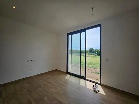 VENTA CASA 4 AMB-BARRIO SANTA ELENA-PILAR DEL ESTE