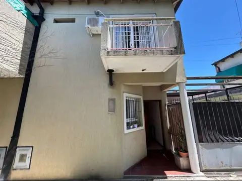 Duplex en Venta en Los Hornos [Cod: 0154]