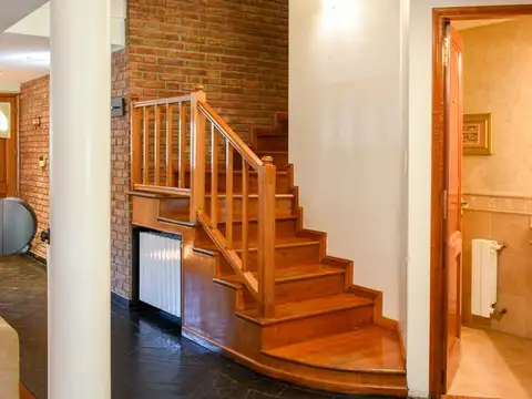 Casa 9 ambientes con 4 baños