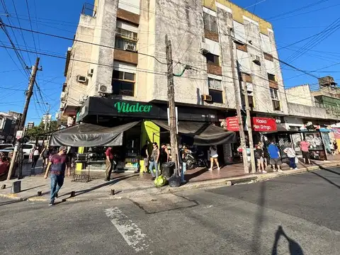 Amplio 2 amb. Con balcón. Pleno centro comercial.