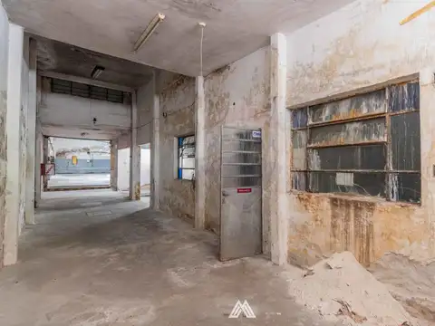 Venta local /depósito / lote en Tres Cruces