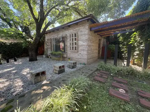 ROLDÁN - CASCO CÉNTRICO -CASA ECLECTICA- AMPLIO PARQUE