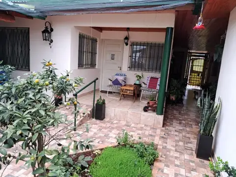 Casa con local comercial