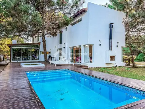Casa 4 dormitorios en Venta en Golf 1, Costa Esmeralda, Costa Atlántica | Quincho cubierto y Piscina!