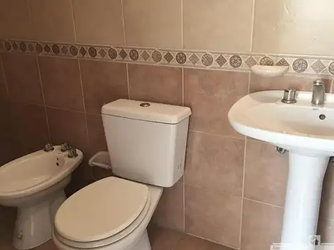 Departamento de un ambiente dividido con dos cocheras - ideal inversion - Morón