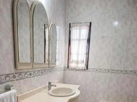 Casa 5 ambientes con 4 baños