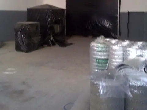 Muy buen galpón con vivienda. Parabolico y Hormigon. OPORT!