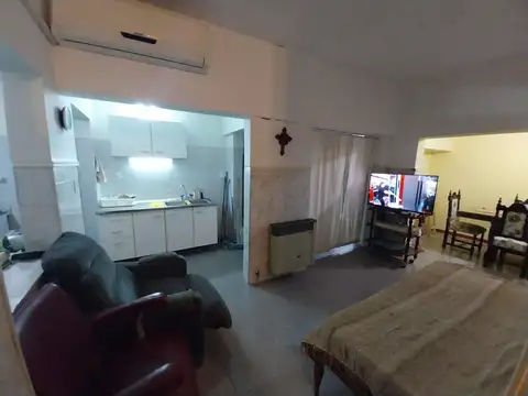 Casa en venta - 3 Dormitorios 1 Baño - Locales - 192Mts2 - Claromecó