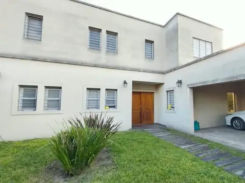 VENTA  CASA 5 AMBIENTES  PILETA  PARRILLA  LUMINOSO  GARIN CENTRO APTO CREDITO PERMUTA