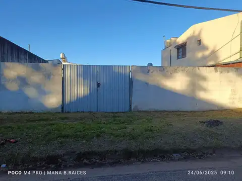 Lote cercado. Superficie total 208 m².