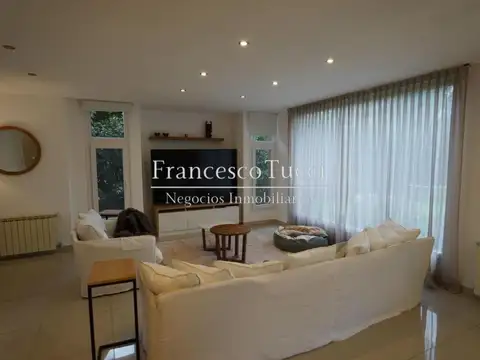 Casa en Venta con 6 cocheras