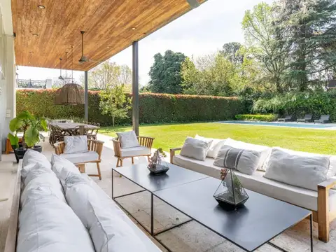 Casa en Venta con 2 cocheras