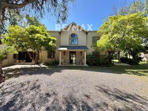 Casa en Alquiler con 2 cocheras