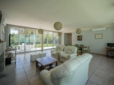 Casa en Venta con 3 cocheras