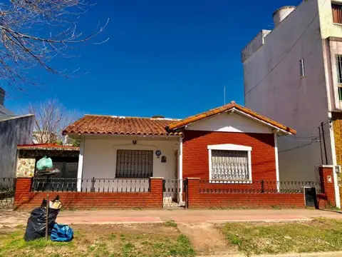Casa a REFACCIONAR sobre lote propio de 200m2