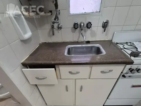 9 de julio al 2100 - Piso 1° Dpto B con patio