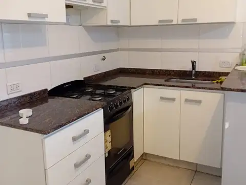 Alquiler de departamento luminoso con amplio patio y excelente ubicación.