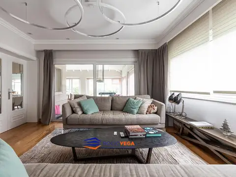 Casa en Venta con 3 cocheras