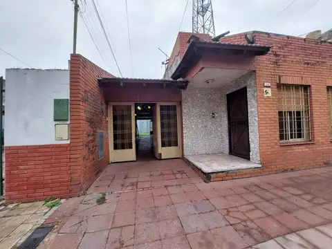 CASA 3 AMBIENTES CON PARQUE CON PILETA - QUINCHO CON PARRRILLA - GARAGE - BAÑO COMPLETO- TOILETTE - SOLO CON SEGURO DE CAUCION -