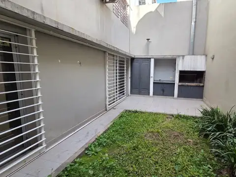 PH PLANTA BAJA A LA CALLE CON JARDIN Y SECTOR DE PARRILLA IMPECABLE