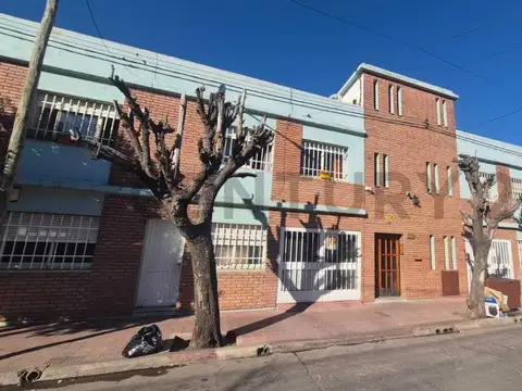Departamento de 2 dormitorios PB con cochera y patio, Ruta 20