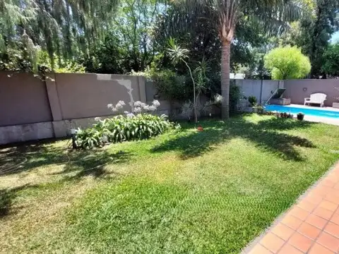 CASA 5 AMBIENTES APTO CRÉDITO CON PILETA EN CASTELAR NORTE