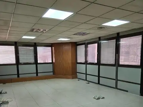 Oficina 6 ambientes con 2 baños